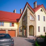Фасад будинку з парадним входом
