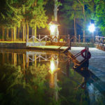 Пляжна площадка при озері, вечір